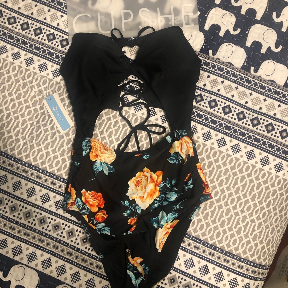CUPSHE one piece size Small, NWOT